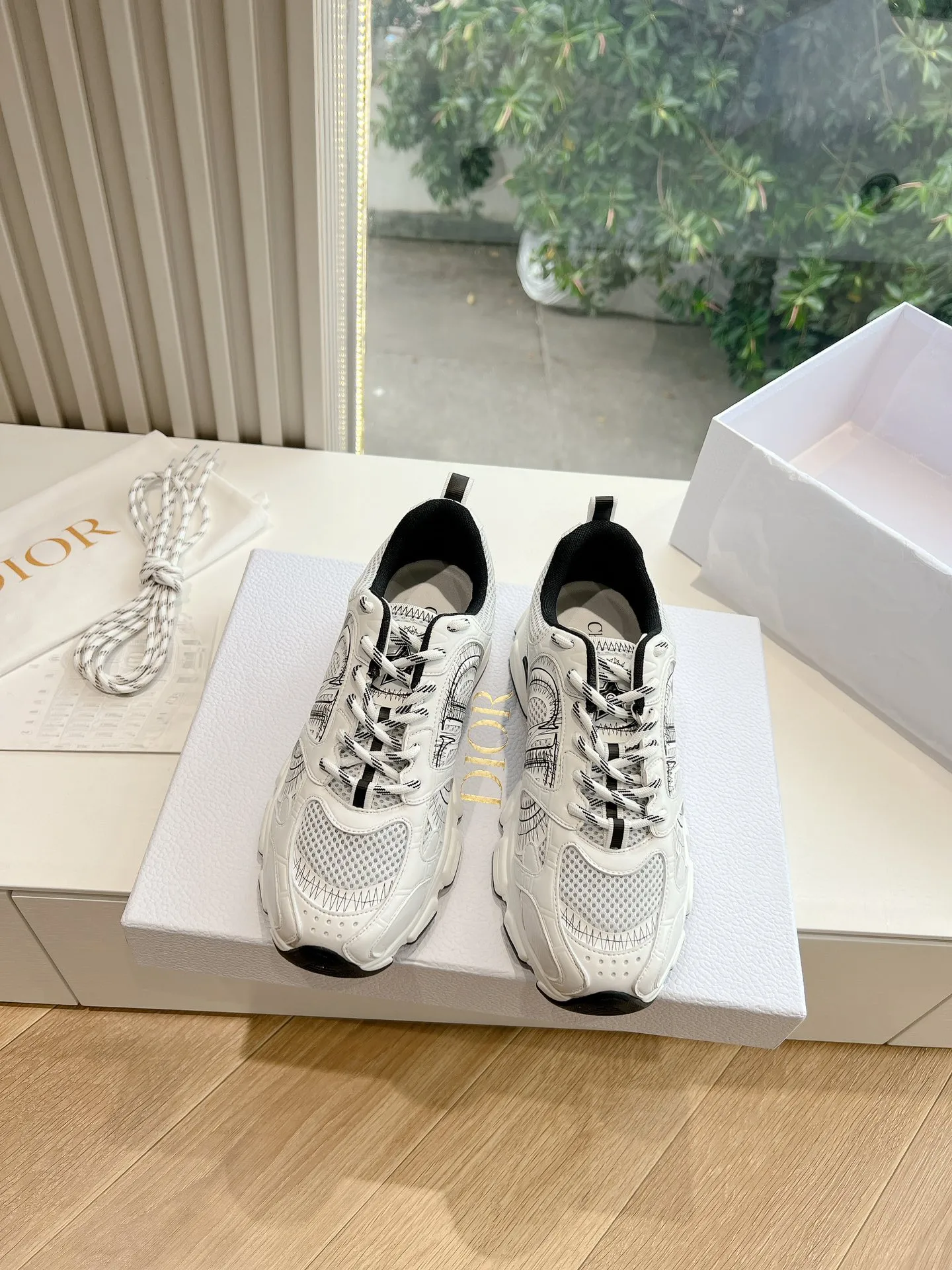 👟👟Ex-factory price 640👟👟 (Top version) Dior Chrono series sports shoes Purchased and developed in Taikoo Hui for RMB 18,200. This Dior chrono sports shoe continues the timeless silhouette and is carefully made of mesh, so it will be particularly comfortable on the feet. It is decorated with CD special craftsmanship logo to enhance the style. The lightweight style is matched with the "Christian Dior" logo thin sole, suitable for all seasons, and can be matched with all kinds of casual looks to add a finishing touch. Classic and super durable. Upper: cowhide stitching. Original molded outsole. Size: 35-41. Full set of counter synchronized gift box 💝 packaging